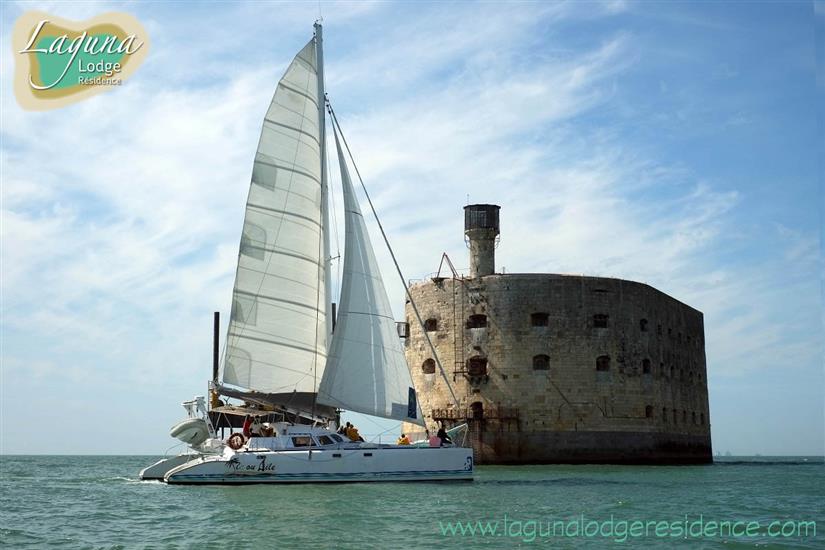 Catamaran Île ou Aîle  in de omgeving van Fort Boyard, Frankrijk