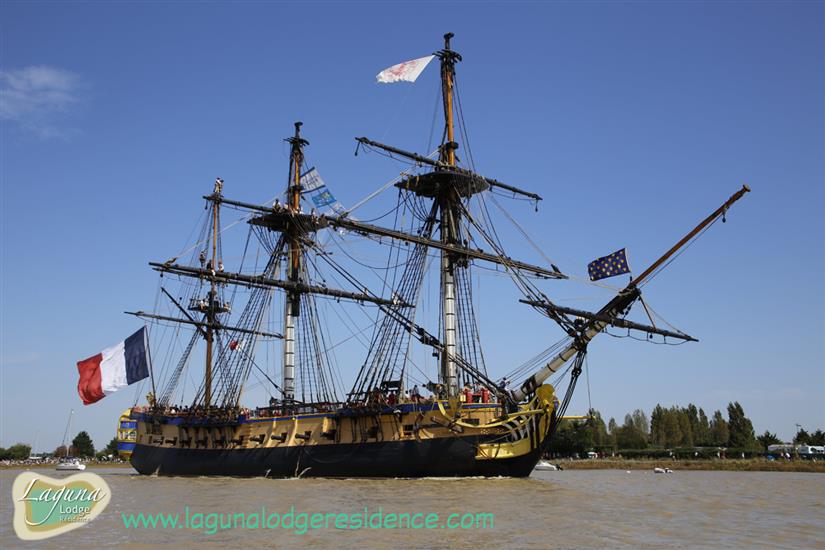 Fregat l'Hermione in Rochefort dichtbijLaguna Lodge Résidence aan de Atlantische kust van Frankrijk