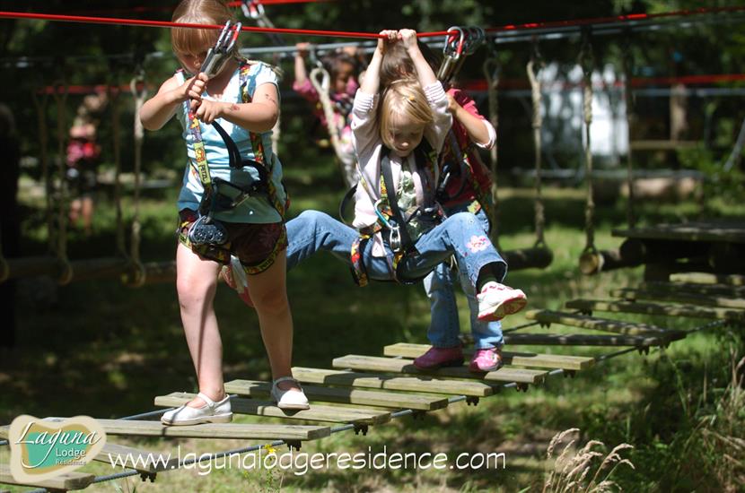 Boomklimparcours voor kinderen Parc Aventure La Gataudière dichtbij Laguna Lodge Résidence aan de Atlantische kust van Frankrijk