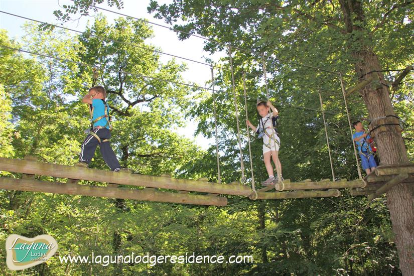 Boomklimparcours voor kleine kinderen Parc Aventure La Gataudière dichtbij Laguna Lodge Résidence aan de Atlantische kust van Frankrijk