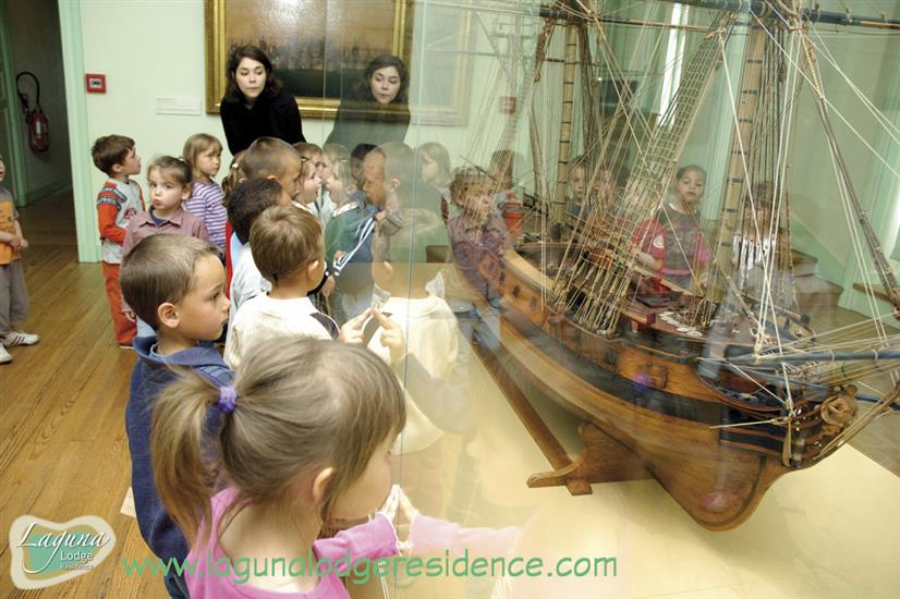 Musée de la Marine Arsenal des Mers in Rochefort dichtbijLaguna Lodge Résidence aan de Atlantische kust van Frankrijk