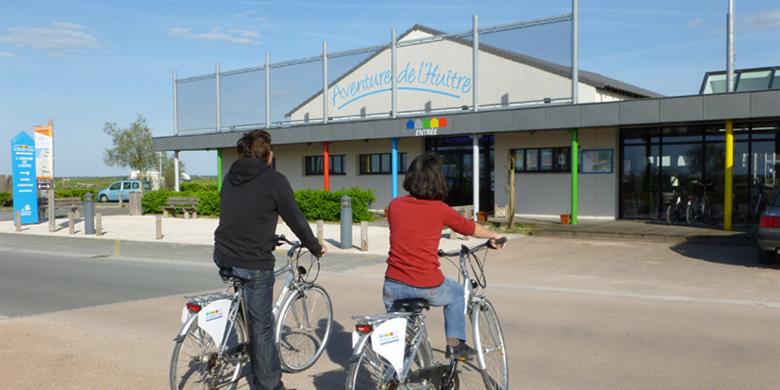Ingang Cité de l'Huître in Marennes dichtbij Laguna Lodge Résidence aan de Atlantische kust van Frankrijk